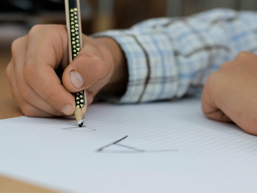 Volwassen lerende in gesprek met begeleider op werkvloer tijdens leer-werktraject