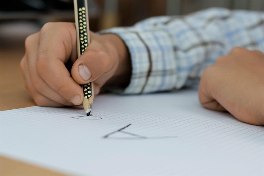 Volwassen lerende in gesprek met begeleider op werkvloer tijdens leer-werktraject