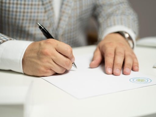 Werknemer die een arbeidsovereenkomst ondertekent aan een bureau