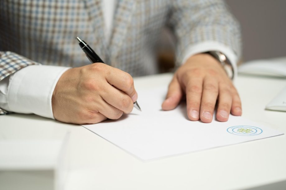 Werknemer die een arbeidsovereenkomst ondertekent aan een bureau