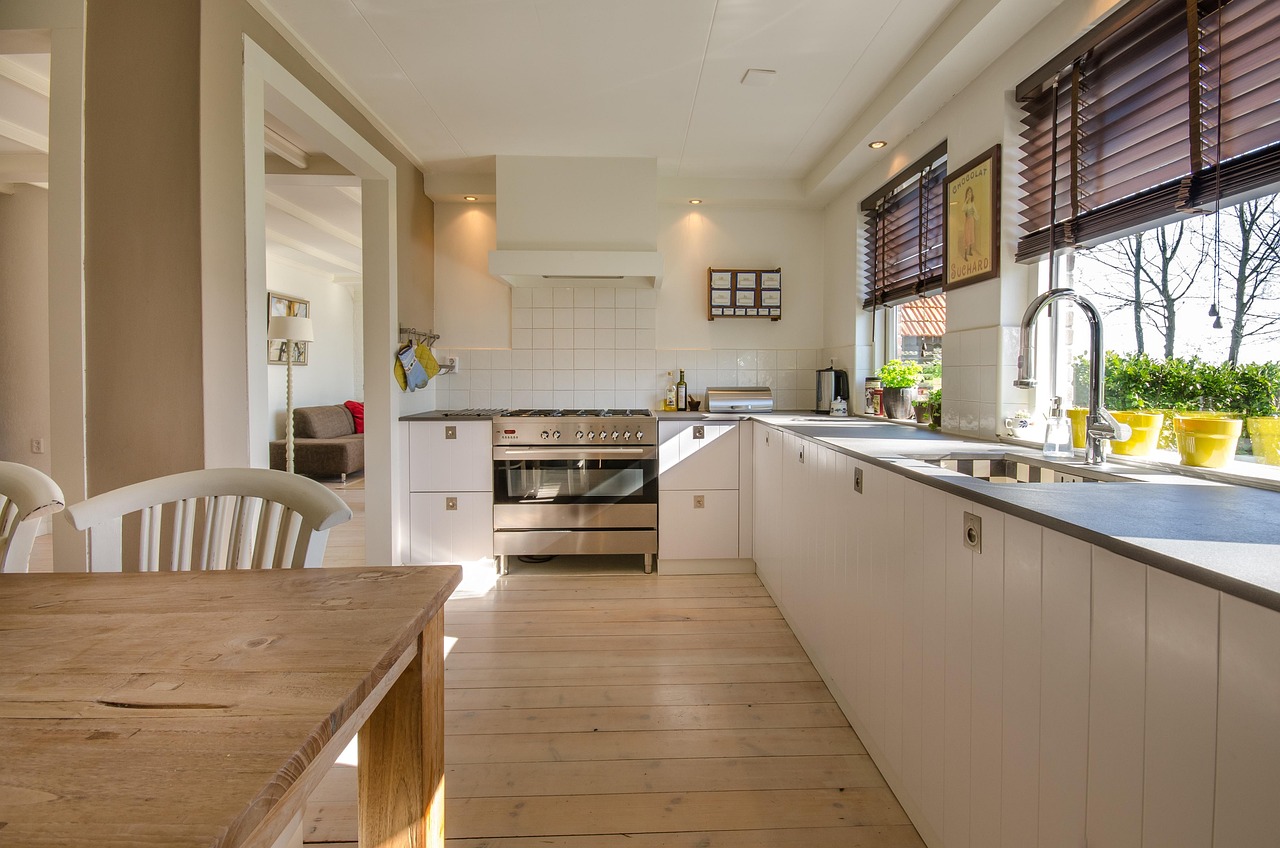Een warme Scandinavische woonkamer met licht eikenhout, linnen kussens en zachte verlichting
