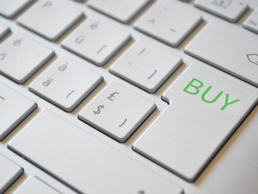 Persoon die een online aankoop afrondt met achteraf betalen op een laptop