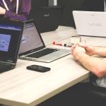 Teamleden die asynchroon samenwerken op afstand via laptops