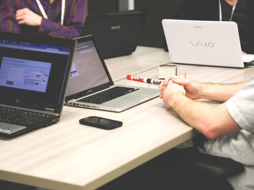Teamleden die asynchroon samenwerken op afstand via laptops