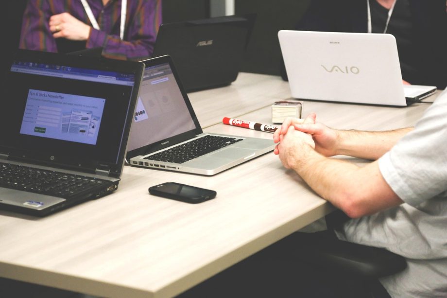 Teamleden die asynchroon samenwerken op afstand via laptops