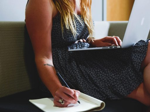 Jonge ondernemer werkt aan een laptop en bekijkt financieringsopties voor zijn startup