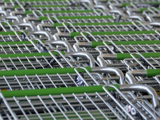Werknemer betaalt boodschappen aan de kassa met een maaltijdchequekaart
