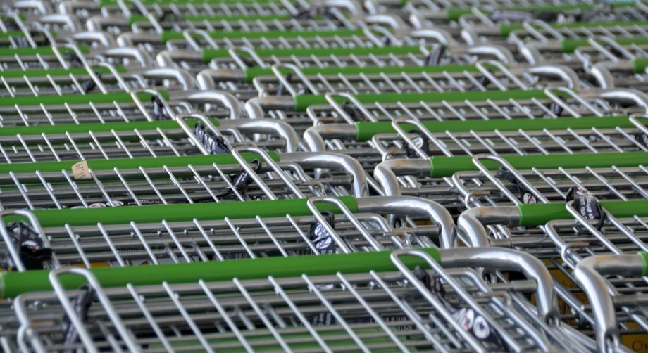 Werknemer betaalt boodschappen aan de kassa met een maaltijdchequekaart