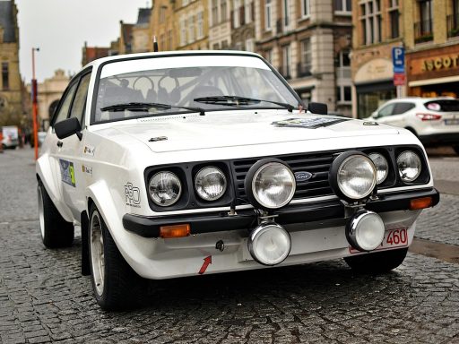Belgisch kentekenbewijs en autosleutels op een bureau