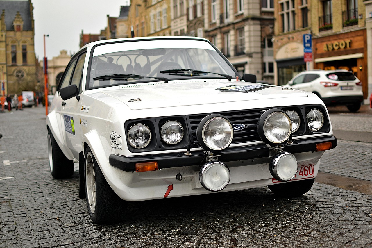 Belgisch kentekenbewijs en autosleutels op een bureau