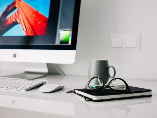 Persoon aan een opgeruimd bureau thuis, geconcentreerd aan het werk op een laptop