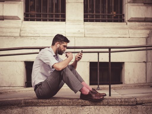 Persoon die betaalt met smartphone bij een tweedehands transactie