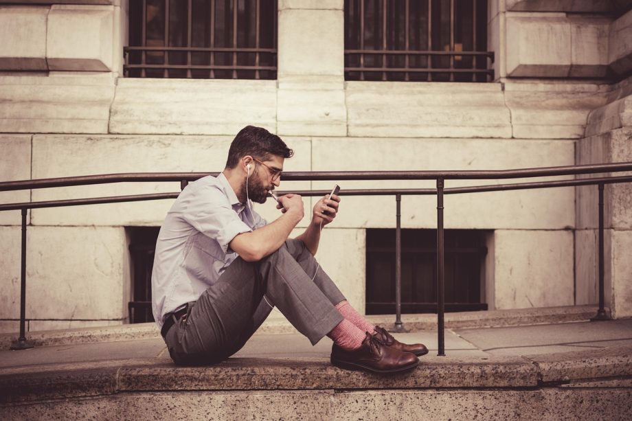 Persoon die betaalt met smartphone bij een tweedehands transactie