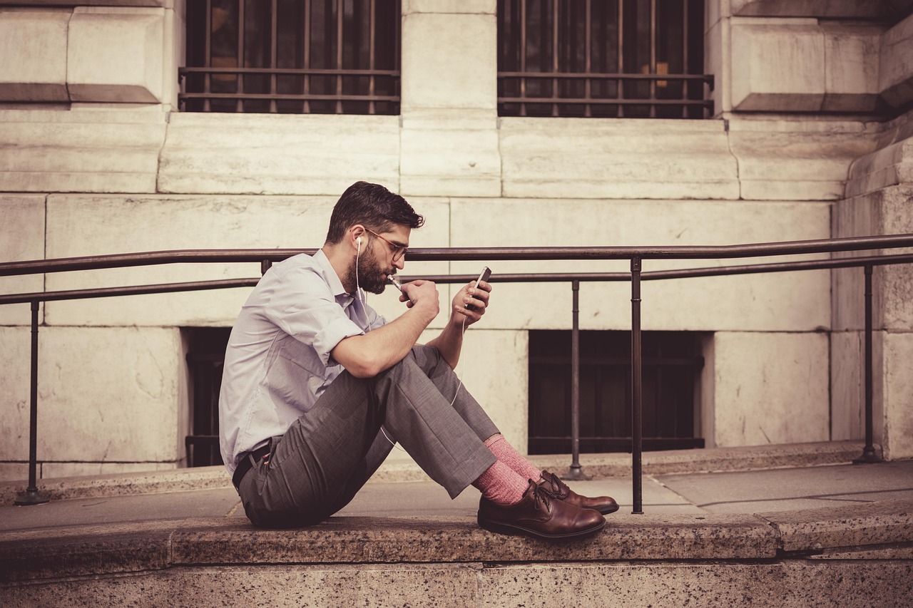 Persoon die betaalt met smartphone bij een tweedehands transactie