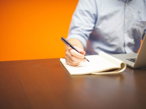 Zelfstandige die op een laptop werkt aan zijn boekhouding en btw-aangifte