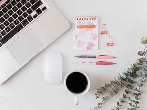 Persoon die aan een laptop werkt aan een gezondheidsblog als bijproject