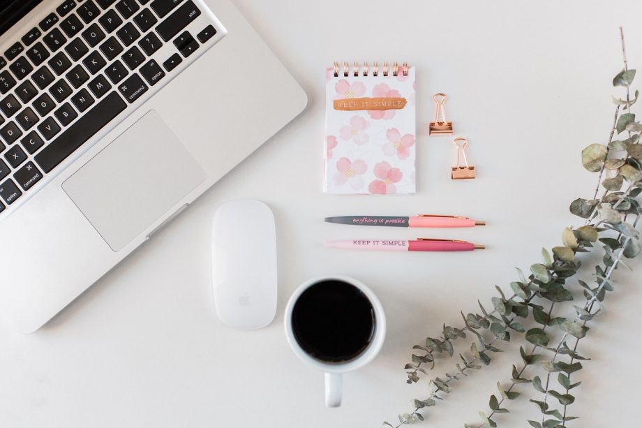 Persoon die aan een laptop werkt aan een gezondheidsblog als bijproject