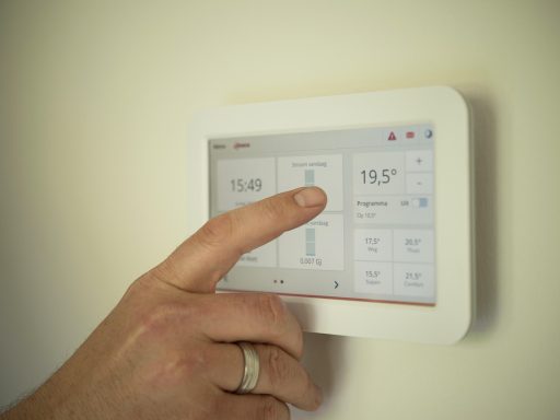 Installateur plaatst een nieuw verwarmingssysteem ter vervanging van een mazouttank