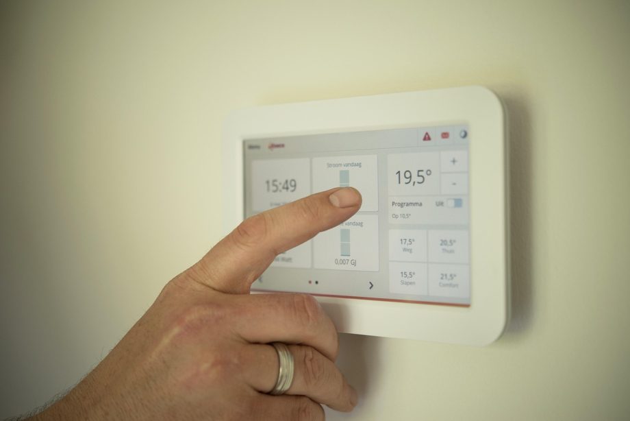 Installateur plaatst een nieuw verwarmingssysteem ter vervanging van een mazouttank