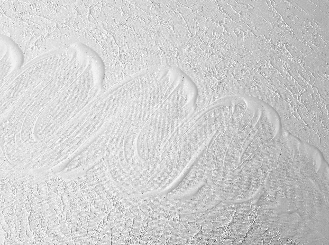 Een witte paneelradiator wordt stap voor stap geschilderd met een smalle kwast en hittebestendige radiatorverf