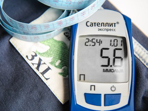 Persoon die een vochtmeter gebruikt op een binnenmuur om vocht op te sporen