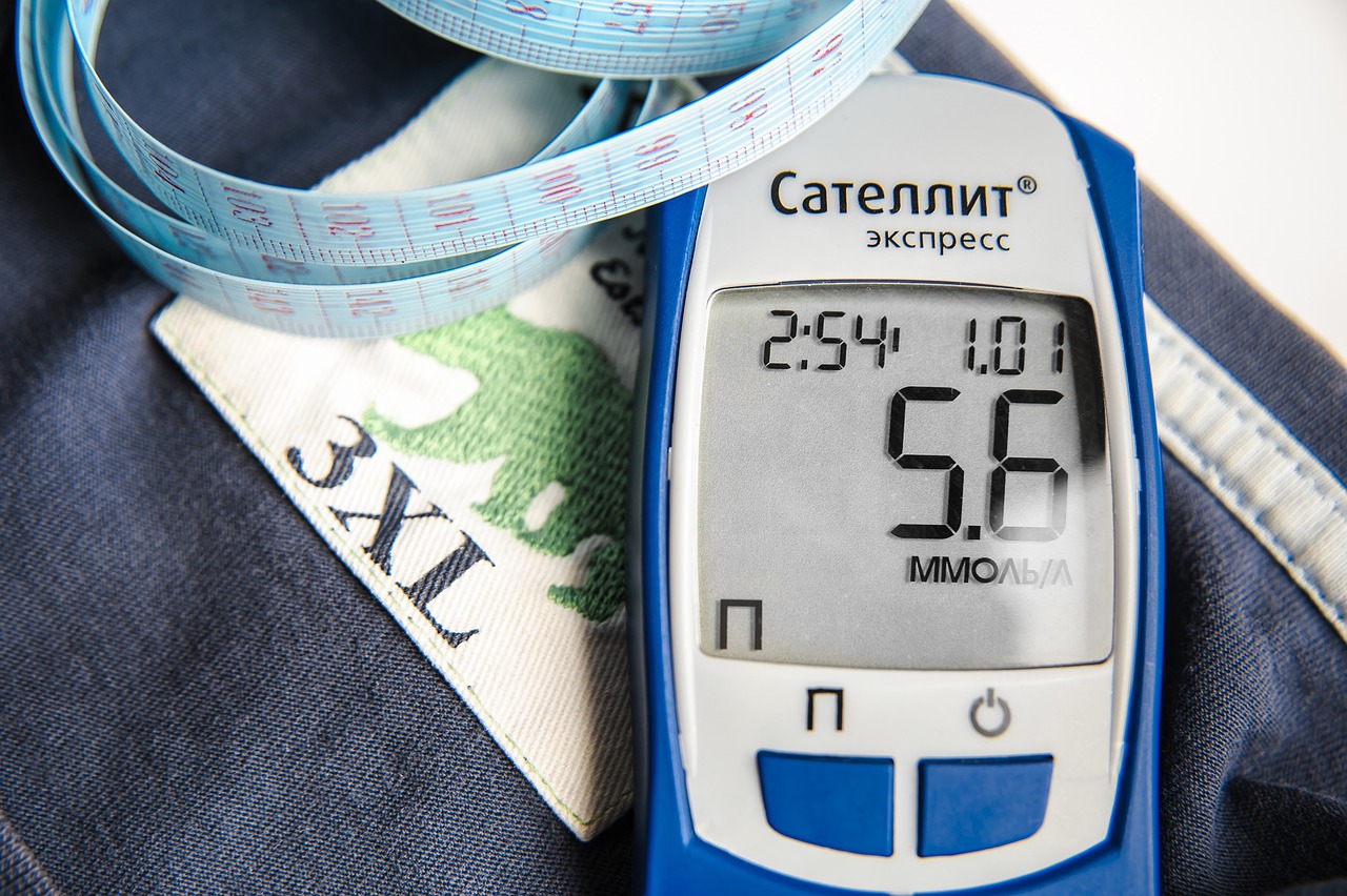 Persoon die een vochtmeter gebruikt op een binnenmuur om vocht op te sporen