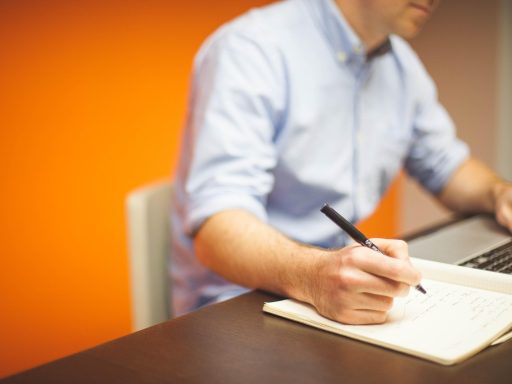 Zelfstandige overweegt bedrijfswagen of hoger loon aan zijn bureau