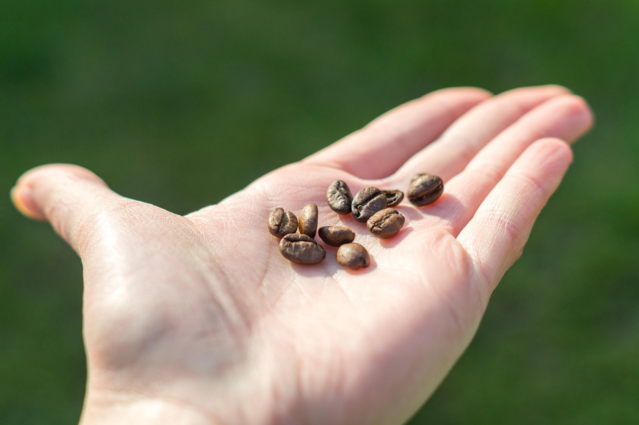Persoon die 's ochtends zwarte koffie drinkt tijdens een vastenperiode