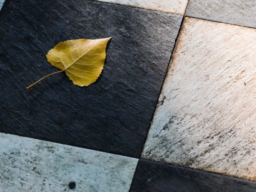 Installateur die vloerverwarming aanlegt onder tegels in een woning